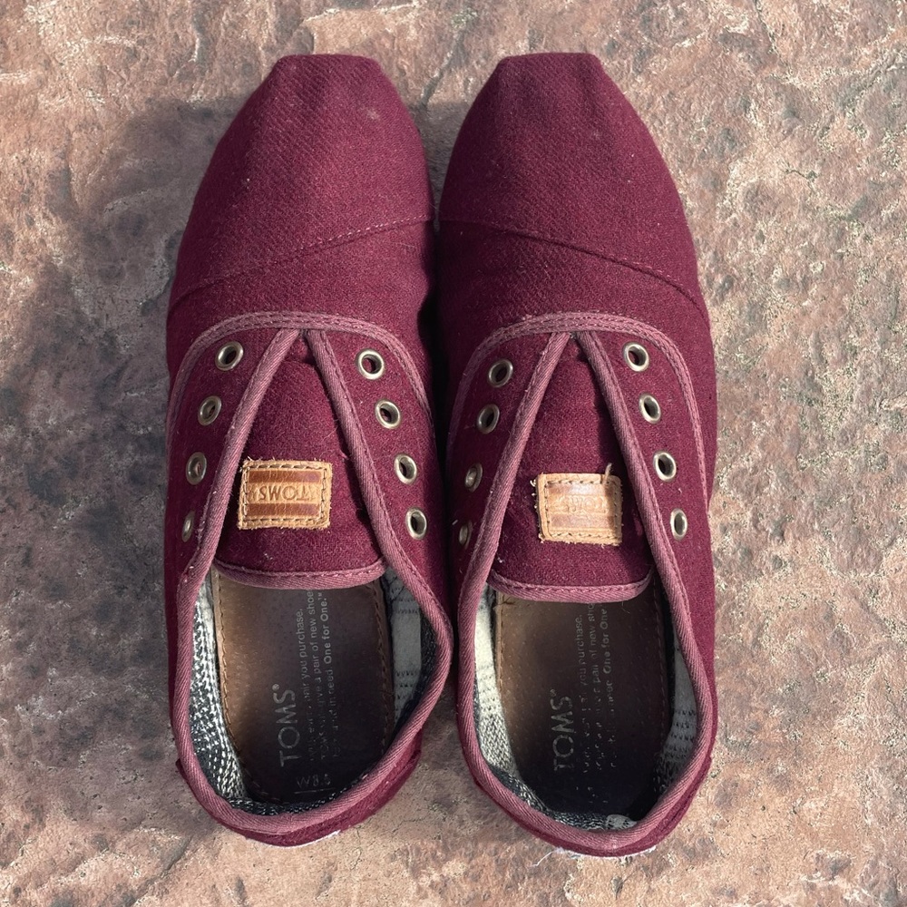 Burgundy Toms, M